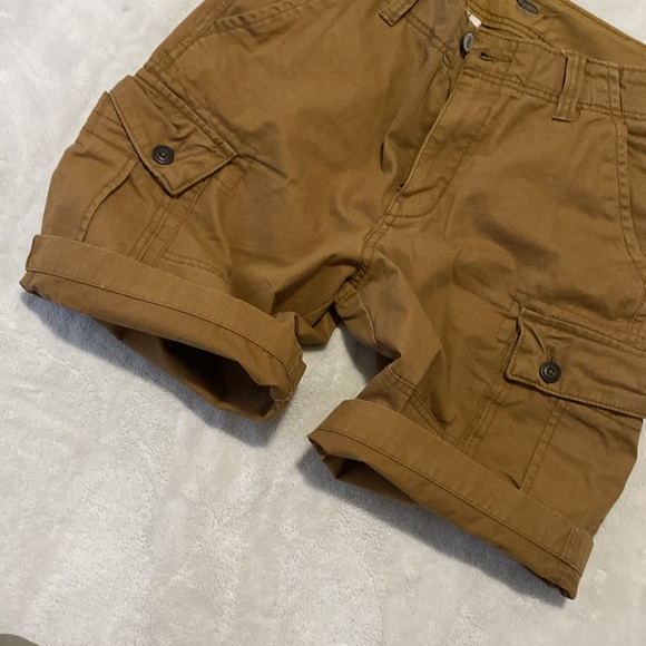 Men’s Khaki Color Old Navy Cargo Shorts - Picture 7 of 7